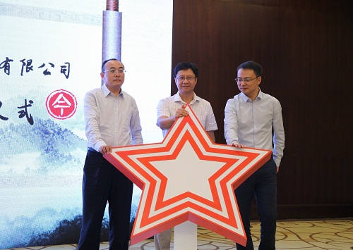 方正LEYU.COM-乐鱼（中国）总裁杨斌（中）、华为中国区企业BG广电媒资LEYU.COM-乐鱼（中国）
部副部长张宏中（右一）、方正LEYU.COM-乐鱼（中国）数字出版与教育LEYU.COM-乐鱼（中国）
部总经理刘长明（左一）共同发布融合云出版解决方案.jpg