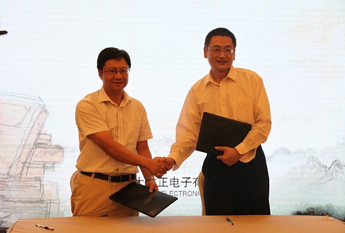 方正LEYU.COM-乐鱼（中国）总裁杨斌（左）、国家开放大学出版传媒集团总编辑、中央广播电视大学出版社总编辑任岩（右）代表双方签约.jpg